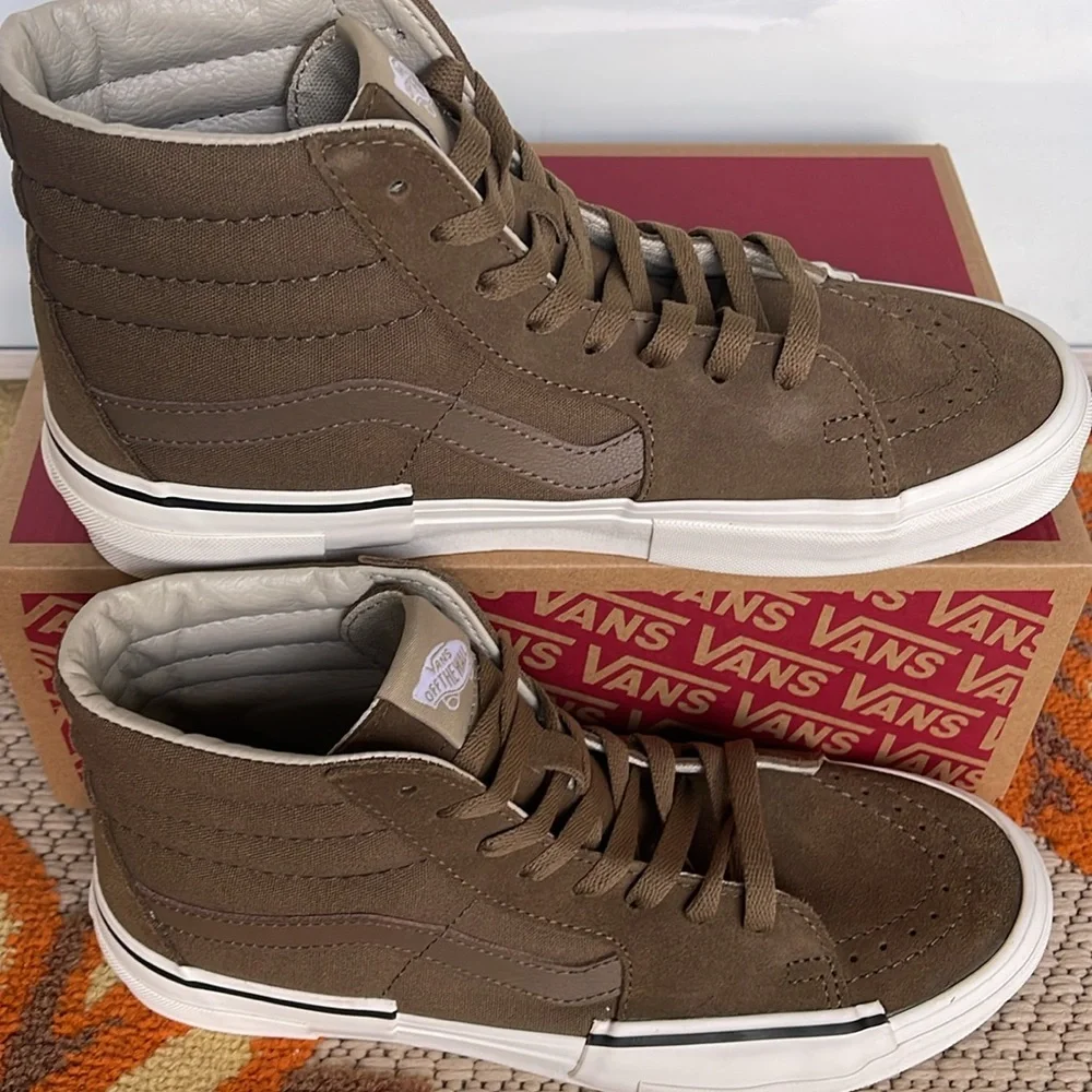 Vans Men’s Sk8-Hi Rearrange
Tonal Kangaroo
VN000CRMBYW
Sneakers - Picture 3 of 16
